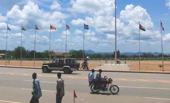 Des véhicules traversent la place du mausolée John Garang à Juba, au Soudan du Sud.